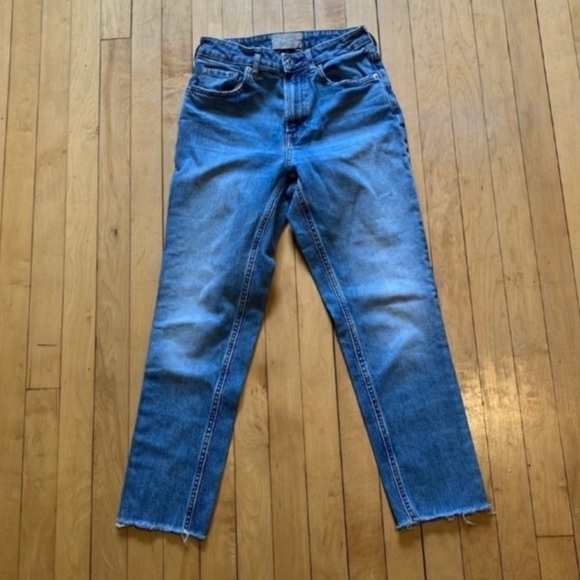 Everlane Curvy Cheeky Cropped Jeans - Picture 2 of 10